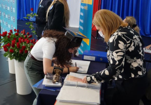 Zdjęcie przedstawia uczennicę Aleksandrę Kobylczyk - Ucznia Roku Liceum