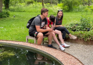Uczniowie klasy 2CP odpoczywają po wędrówce przez alpinarium