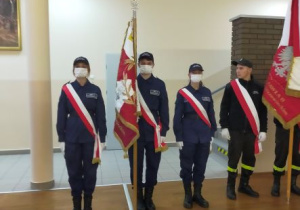 Sztandar szkoły wystawiany przez uczniów klasy policyjnej