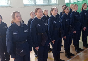 Na zdjęciu uczniowie klasy 2 mundurowej stojący w czasie konferencji
