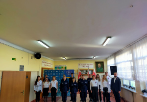 Chór szkolny śpiewa hymn