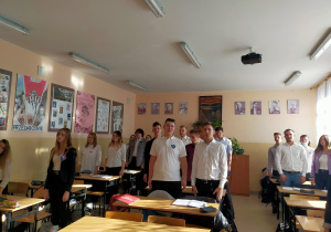 Uczniowie klasy 4ta śpiewają hymn