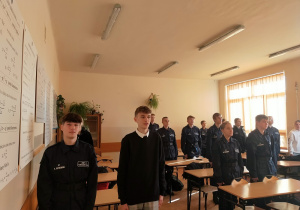 Uczniowie klasy 1P śpiewają hymn