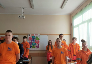 Uczniowie klasy 1C śpiewają hymn