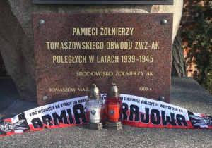 Znicze pod Tablicą Pamiątkową AK w Tomaszoiw Maz.