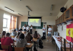 Uczestnicy projektu przestawiają prezentacje klasie 1TA