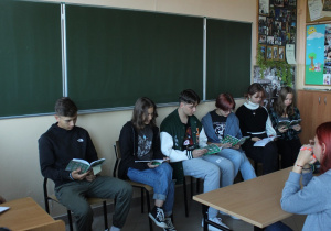 uczniowie klasy 2B w pracowni czytają „Ballady i romanse” A . Mickiewicza