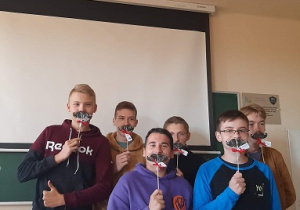 Chłopcy klasy 3 A z słodkim upominkiem