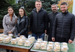 Wolontariusze SK Caritas oraz księża z parafii NSJ