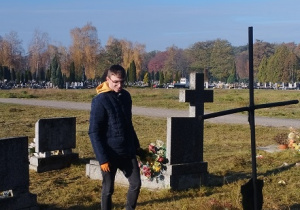 Filip Brzeziański sprząta groby