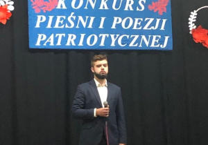 Daniel Wysokiński śpiewa podczas konkursu patriotycznego