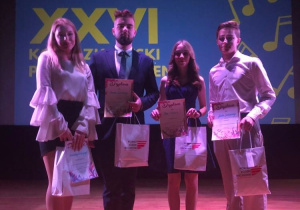 Uczniowie ZSP nr8 podczas konkursu piosenki w Koluszkach