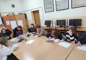 Uczniowie wykonują zadania podczas warsztatów