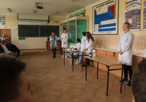 warsztaty chemiczne- uczniowie przeprowadzają doświadczenia