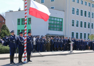 Uczniowie klas policyjnych stoją obok najwyższych przedstawicieli władz policji