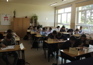 Uczniowie podczas rozwiązywania zadań