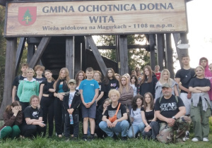 Uczniowie ZSP nr8 pod wieżą widokową w Gorcach