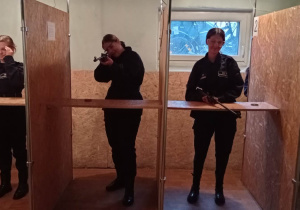 Uczennice klasy 2P w czasie zawodów strzeleckich przygotowują się do zawodów