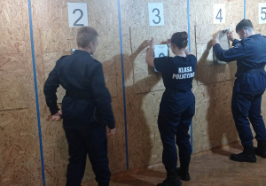 Uczniowie klas policyjnych sprawdzają oddane strzały