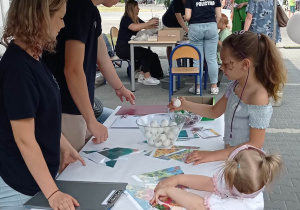 Uczniowie klasy policyjnej w czasie gry terenowej