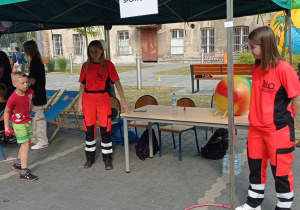 Uczniowie klasy ratowniczej w czasie gry terenowej