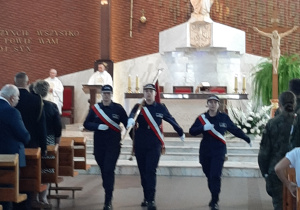 wyjście pocztu sztandarowego ZSP nr 8 z kościoła