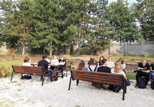 Uczniowie klasy IIB czytają „Nad Niemnem