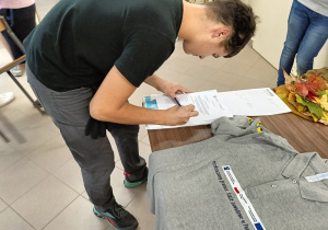 Uczeń podpisuje dokumenty