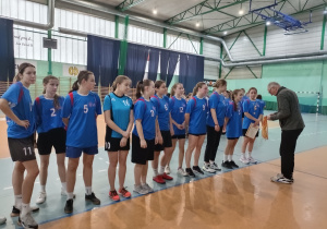 Prezes SZS p.Leszek Dąbrowski wręcza medale reprezentacji ZSP nr 8