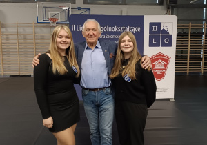 Tadeusz Melnik z uczennicami Leną Mariańską i Jowitą Mazurek