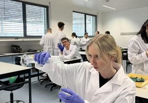 Patrycja Tomczyk podczas pracy w labolatorum