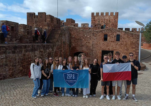 Uczestnicy przed Zamkiem w Silves