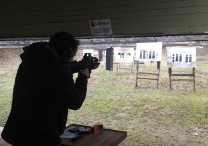 Uczniowie ZSP nr 8 podczas zajęć strzeleckich