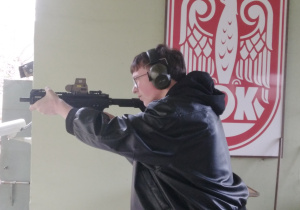 Uczniowie ZSP nr 8 podczas zajęć strzeleckich