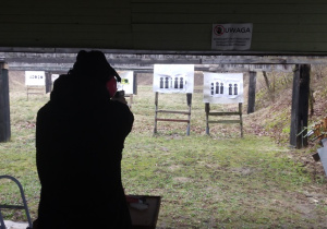 Uczniowie ZSP nr 8 podczas zajęć strzeleckich