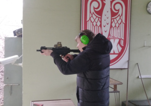 Uczniowie ZSP nr 8 podczas zajęć strzeleckich