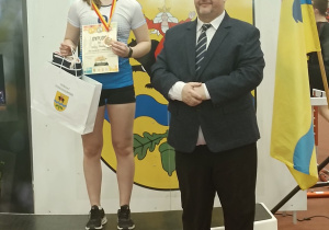 Martyna Nowakowska na podium i p.Mariusz Węgrzynowski