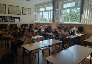 Uczniowie podczas pisania testu wiedzy