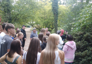 Uczniowie ZSP nr 8 w Arboretum w Rogowie