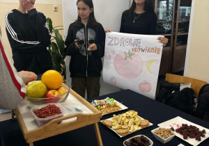 Klasa 1A prezentuje swoje stoisko ze zdrową żywnością