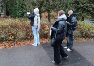 Uczennice rozwiązują zadania