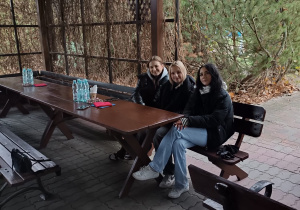 Uczennice na mecie gry miejskiej