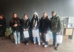 Uczennice klas 4A z p. Mariuszem Banaszczakiem