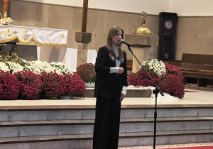 Występ uczennicy ZSP nr 8 w czasie koncertu pieśni patriotycznych