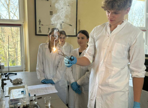 Lekcja chemii w laboratorium – wyjazd uczniów na Uniwersytet Łódzki