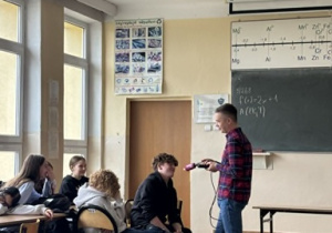 Łukasz Kowalczyk z uczestnikami warsztatów