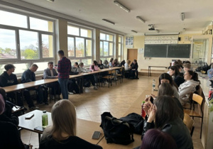 Łukasz Kowalczyk z uczestnikami warsztatów