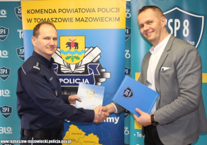 Komendanta Powiatowego Policji w Tomaszowie Mazowieckim insp. Szymona Hermana z Dyrektorem ZSP8 Tomaszem Migałą składają sobie gratulacje