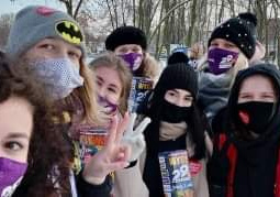 Uczennice ZSP nr 8 podczas zbiórki pieniędzy na WOŚP