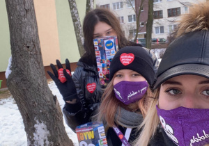 Wolontariuszki ZSP nr8 podczas zbiórki pieniędzy.